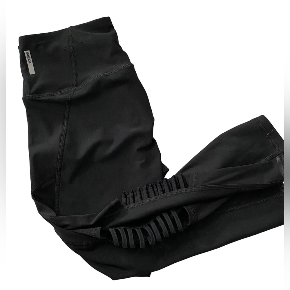 Reebok Capri length activewear pants. Mesh and cut out detailing. Medium